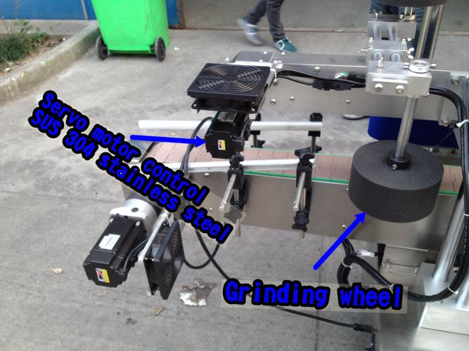 Хоризонтална машина за обележување на мали шишиња / машина за автоматско аплицирање на етикети