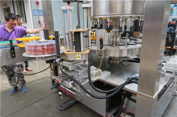 CE машина за етикетирање на ротациони налепници Единечно целосно автоматско шише крилесто