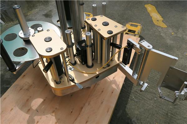 Машина за обележување на ротациони налепници со голема брзина со функција на ротација