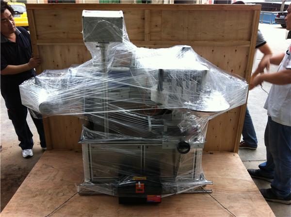 Апликатор за налепници за налепници за брзина од 45m / Min за шишиња со вода Sqaure / тркалезни / рамни