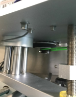 механизам за над-притискање врвни шишиња автоматска машина за обележување шишиња со CE сертификат