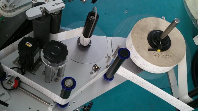 Апликатор за налепници за шишиња тегла квадратни 25 кг, машина за етикетирање со стабилна брзина на шишиња за хранење