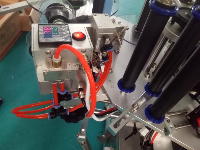 Прилагодена машина за етикетирање на три или двострани налепници со машина за кодирање