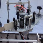 Вертикална налепница одозгора / од долните страни Машина за обележување шишиња со автоматско