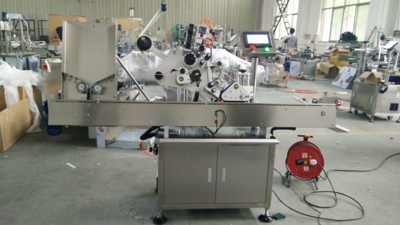 Кина со голема брзина мали тркалезни лименки лепило машина лепак, око црно шише етикета налепница машина за козметика добавувач