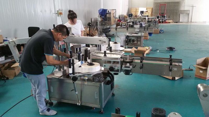 Кина прилагодена машина за обележување шишиња со вода, машина за автоматско обележување на шишиња за двојни страни снабдувач